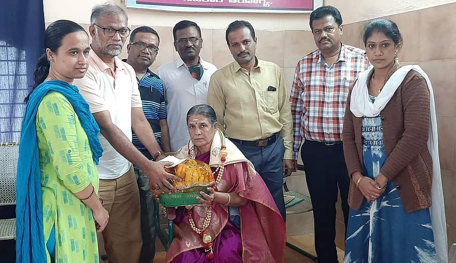 ಇತ್ತೀಚೆಗೆ ನಿಧನರಾದ ಡಿಸಿಸಿ ಬ್ಯಾಂಕ್ ನೌಕರ ಎಳಚಪ್ಪ ಅವರ ಪತ್ನಿ ರಾಧಮ್ಮ ಅವರನ್ನು ಕೋಲಾರದಲ್ಲಿ ಸೋಮವಾರ ಸನ್ಮಾನಿಸಿ ಆರ್ಥಿಕ ನೆರವು ನೀಡಲಾಯಿತು.