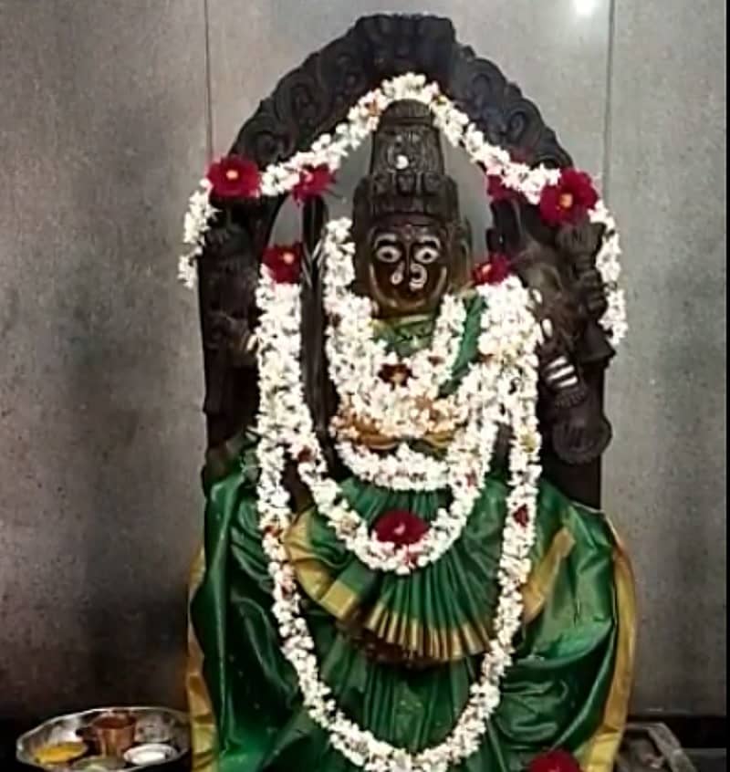 ಬಲಗಡೆ ಹೂ ನೀಡಿದ ಹೊನ್ನಾದೇವಿ
