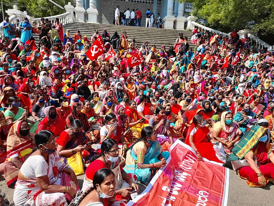 ಅಂಗನವಾಡಿ ‌ಹಾಗೂ ಬಿಸಿಯೂಟ ಕಾರ್ಯಕರ್ತೆಯರು ಸೋಮವಾರ ‌ನಗರದ ಜಿಲ್ಲಾಧಿಕಾರಿ ‌ಕಚೇರಿ ಎದುರು ‌ಪ್ರತಿಭಟನೆ ನಡೆಸಿದರು.