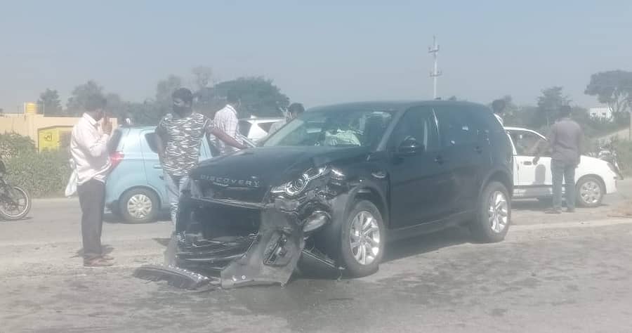ಅಪಘಾತದಲ್ಲಿ ನುಜ್ಜುಗುಜ್ಜಾಗಿರುವ ಕಾರು