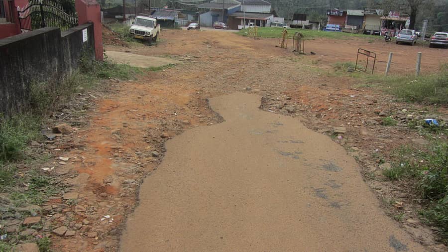 ನಾಪೋಕ್ಲು ಪಟ್ಟಣದ ಮುಖ್ಯರಸ್ತೆಯಿಂದ ವಿವಿಧ ಇಲಾಖೆಗಳಿಗೆ ತೆರಳುವ ರಸ್ತೆಯ ದುಃಸ್ಥಿತಿ (ಎಡಚಿತ್ರ). ಬೇತು ಗ್ರಾಮದ ಬೈಪಾಸ್ ರಸ್ತೆಯಲ್ಲಿ ಕೆಸರಿನ ಹೊಂಡಗಳು