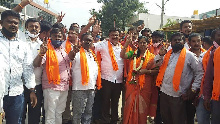 ಜಿಗಣಿ ಪುರಸಭೆಯ ನೂತನ ಅಧ್ಯಕ್ಷ ಮತ್ತು ಉಪಾಧ್ಯಕ್ಷರಾಗಿ ಅವಿರೋಧ ಆಯ್ಕೆಯಾದ ಮಮತಾ ಮತ್ತು ಆರ್.ನಾಗೇಶ್ ಅವರನ್ನು ಮುಖಂಡರು ಅಭಿನಂದಿಸಿದರು