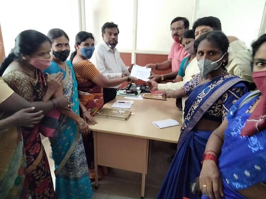 ಅಕ್ಷರ ದಾಸೋಹ ನೌಕರರ ಸಂಘದ ಪದಾಧಿಕಾರಿಗಳು ಅಕ್ಷರ ದಾಸೋಹ ಜಿಲ್ಲಾಧಿಕಾರಿ ರಘುನಾಥ್ ರೆಡ್ಡಿ ಅವರಿಗೆ ಮುಷ್ಕರದ ತಿಳಿವಳಿಕೆ ಪತ್ರ ಸಲ್ಲಿಸಿದರು