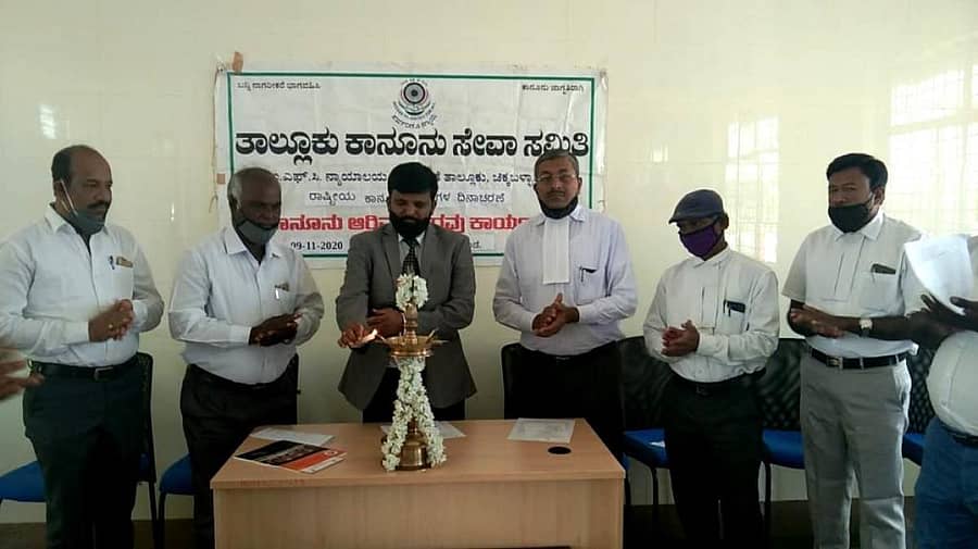 ಗುಡಿಬಂಡೆ ಪಟ್ಟಣದ ಜೆಎಂಎಫ್ ನ್ಯಾಯಾಲಯದಲ್ಲಿ ಸೋಮವಾರ ನಡೆದ ಕಾನೂನು ಸೇವಾ ದಿನಾಚರಣೆಯನ್ನು ನ್ಯಾಯಾಧೀಶ ಆರ್. ಶಿವಕುಮಾರ್ ಉದ್ಘಾಟಿಸಿದರು