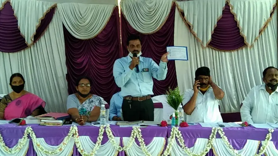 ಕುಶಾಲನಗರ ಸಮೀಪದ ಕೂಡಿಗೆಯಲ್ಲಿ ನಡೆದ ಕೂಡುಮಂಗಳೂರು ರಾಮೇಶ್ವರ ಪ್ರಾಥಮಿಕ ಕೃಷಿ ಪತ್ತಿನ ಸಹಕಾರ ಸಂಘದ ವಾರ್ಷಿಕ ಮಹಾಸಭೆಯಲ್ಲಿ ಸಂಘದ ಅಧ್ಯಕ್ಷ ಕೆ.ಕೆ.ಹೇಮಂತ್ ಕುಮಾರ್ ಮಾತನಾಡಿದರು