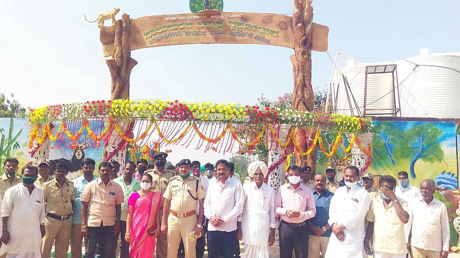 ಸುರಪುರದ ಪ್ರಾದೇಶಿಕ ಅರಣ್ಯ ಇಲಾಖೆಯ ಸಾಲುಮರದ ತಿಮ್ಮಕ್ಕ ವೃಕ್ಷೋದ್ಯಾನವನ್ನು ಸೋಮವಾರ ಗಣ್ಯರು ಲೋಕಾರ್ಪಣೆಗೊಳಿಸಿದರು