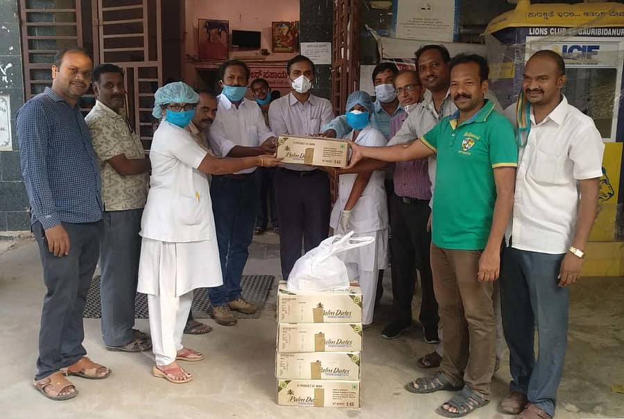 ನಗರಸಭೆ ಸದಸ್ಯ ವಿ.ಅಮರನಾಥ್ ಮತ್ತು ಸ್ನೇಹಿತರು ಸಾರ್ವಜನಿಕ ಆಸ್ಪತ್ರೆಯ ಒಳರೋಗಿಗಳಿಗಾಗಿ ಪೌಷ್ಟಿಕಾಹಾರ ವಿತರಣೆ ಮಾಡಿದರು