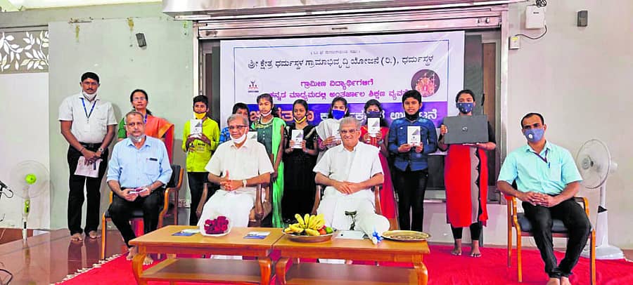 ಧರ್ಮಸ್ಥಳದ ಧರ್ಮಾಧಿಕಾರಿ ಡಿ.ವೀರೇಂದ್ರ ಹೆಗ್ಗಡೆ ಅವರು ಸೋಮವಾರ ‘ಜ್ಞಾನತಾಣ’ ಕಾರ್ಯಕ್ರಮಕ್ಕೆ ಚಾಲನೆ ನೀಡಿ, ವಿದ್ಯಾರ್ಥಿಗಳಿಗೆ ಲ್ಯಾಪ್ಟ್ಯಾಪ್ ಮತ್ತು ಟ್ಯಾಬ್ಗಳನ್ನು ವಿತರಿಸಿದರು