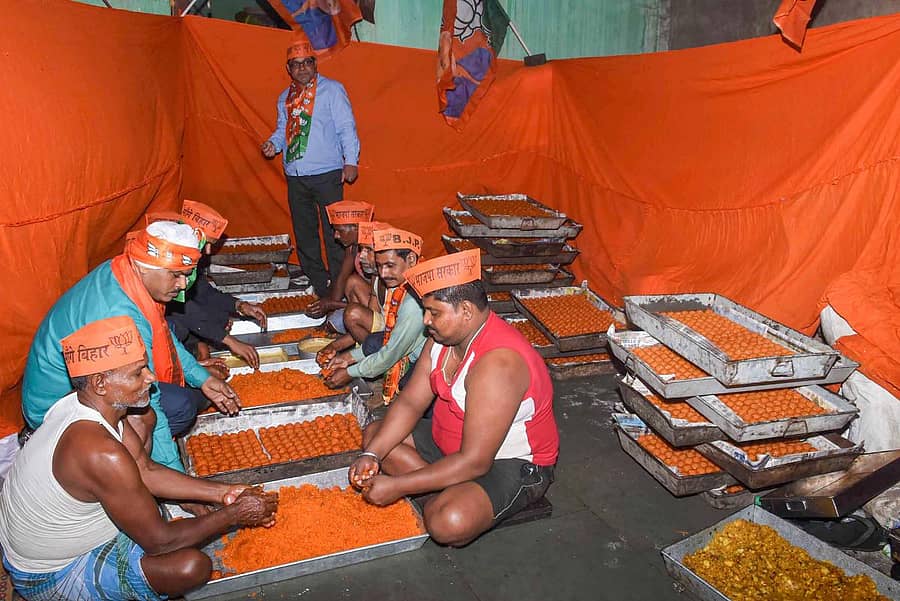 ‘ಬಿಜೆಪಿ–ಜೆಡಿಯು‘ ಮೈತ್ರಿಕೂಟದ ಗೆಲುವನ್ನು ಸಂಭ್ರಮಿಸಲು ಬಿಹಾರದಲ್ಲಿ ಬಿಜೆಪಿ ಕಾರ್ಯಕರ್ತರು ಸಿಹಿ ತಯಾರಿಸುತ್ತಿರುವ ದೃಶ್ಯ