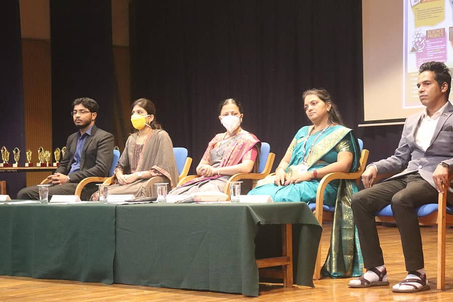 ಬೆಳಗಾವಿಯ ಅಂಗಡಿ ವಾಣಿಜ್ಯ ಮತ್ತು ವಿಜ್ಞಾನ ಕಾಲೇಜಿನಲ್ಲಿ ಆಯೋಜಿಸಿದ್ದ ‘ಕಲಾ ಸಂಗಮ’ ಸಾಂಸ್ಕೃತಿಕ ಸ್ಪರ್ಧಾ ಕಾರ್ಯಕ್ರಮದ ಸಮಾರೋಪ ಸಮಾರಂಭದಲ್ಲಿ ಪಾಲ್ಗೊಂಡಿದ್ದ ಅತಿಥಿಗಳು