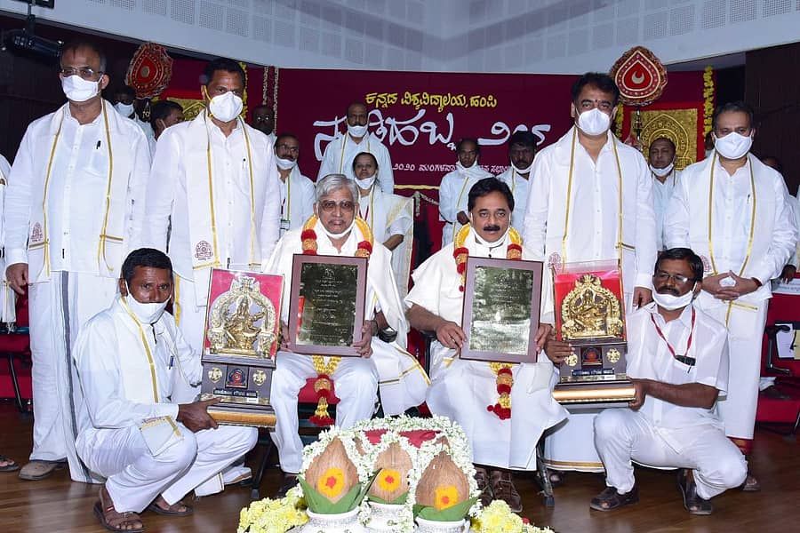 ಹೊಸಪೇಟೆ ಸಮೀಪದ ಹಂಪಿ ಕನ್ನಡ ವಿಶ್ವವಿದ್ಯಾಲಯದಲ್ಲಿ ಮಂಗಳವಾರ ನಡೆದ 28ನೇ ನುಡಿಹಬ್ಬದಲ್ಲಿ ಡಾ. ಹಣಮಂತ ಗೋವಿಂದಪ್ಪ ದಡ್ಡಿ (ವೈದ್ಯಕೀಯ ಕ್ಷೇತ್ರ) ಹಾಗೂ ವೂಡೇ ಪಿ. ಕೃಷ್ಣ (ಶಿಕ್ಷಣ ಕ್ಷೇತ್ರ) ಅವರಿಗೆ ಉಪಮುಖ್ಯಮಂತ್ರಿ ಡಾ.ಸಿ.ಎನ್‌. ಅಶ್ವತ್ಥನಾರಾಯಣ ಅವರು ನಾಡೋಜ ಗೌರವ ಪದವಿ ಪ್ರದಾನ ಮಾಡಿದರು. ರಾಷ್ಟ್ರೀಯ ಮೌಲ್ಯಾಂಕನ ಮತ್ತು ಮಾನ್ಯತಾ ಪರಿಷತ್ತಿನ ನಿರ್ದೇಶಕ ಪ್ರೊ.ಎಸ್‌.ಸಿ. ಶರ್ಮಾ, ಕುಲಪತಿ ಪ್ರೊ.ಸ.ಚಿ. ರಮೇಶ ಹಾಗೂ ಕುಲಸಚಿವ ಪ್ರೊ. ಎ.ಸುಬ್ಬಣ್ಣ ರೈ ಚಿತ್ರದಲ್ಲಿ ಇದ್ದಾರೆಚಿತ್ರ: ಕೆ.ಎಂ. ಕೊಟ್ರೇಶ್‌