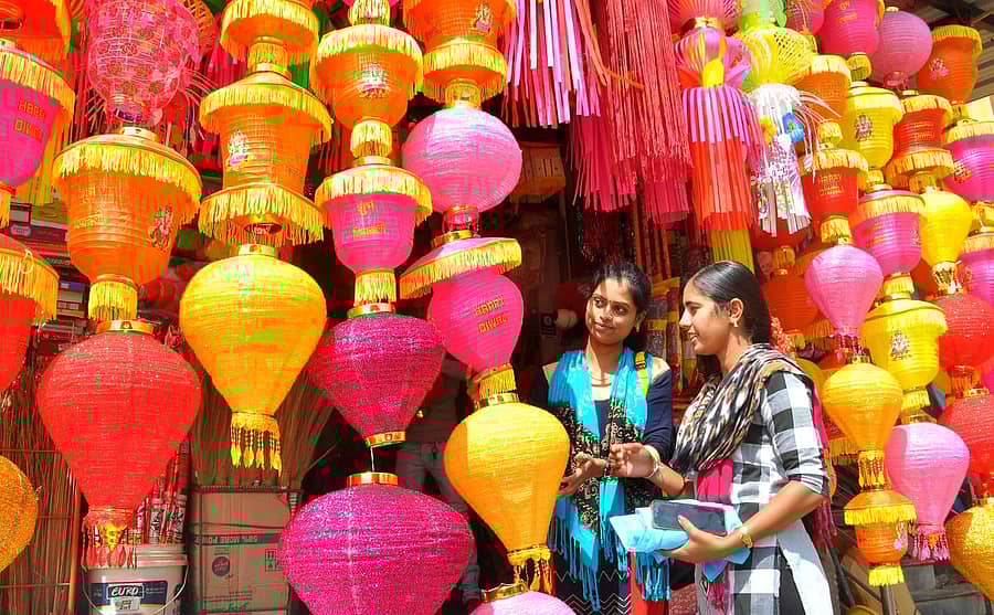 ಹಾವೇರಿ ನಗರದ ಜೆ.ಪಿ.ವೃತ್ತದ ಮಳಿಗೆಯೊಂದರಲ್ಲಿ ಮಂಗಳವಾರ ‘ಆಕಾಶಬುಟ್ಟಿ’ ವೀಕ್ಷಿಸುತ್ತಿದ್ದ ಯುವತಿಯರು 