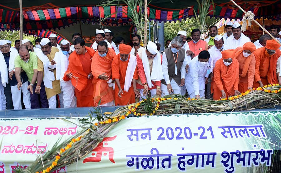 ಜನವಾಡದ ನಾರಂಜಾ ಸಹಕಾರ ಸಕ್ಕರೆ ಕಾರ್ಖಾನೆಯ ಕಬ್ಬು ನುರಿಕೆ ಕಾರ್ಯಕ್ಕೆ ಜಿಲ್ಲೆಯ ಸ್ವಾಮೀಜಿಗಳ ಸಮ್ಮುಖದಲ್ಲಿ ಕಾರ್ಖಾನೆ ಅಧ್ಯಕ್ಷ ಡಿ.ಕೆ. ಸಿದ್ರಾಮ ಚಾಲನೆ ನೀಡಿದರು