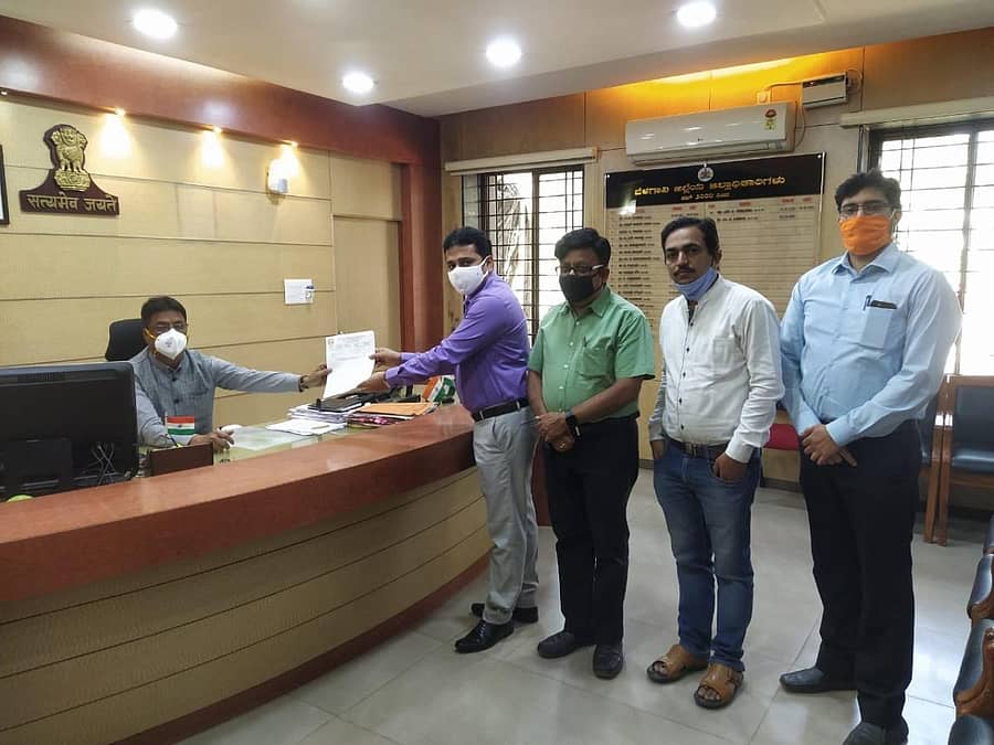 ವಿದ್ಯುತ್ ದರ ಹೆಚ್ಚಳ ನಿರ್ಧಾರಕ್ಕೆ ವಿರೋಧ ವ್ಯಕ್ತಪಡಿಸಿ ಬೆಳಗಾವಿಯ ಸಣ್ಣ ಕೈಗಾರಿಕೆಗಳ ಸಂಘದ ಪದಾಧಿಕಾರಿಗಳು ಜಿಲ್ಲಾಧಿಕಾರಿ ಎಂ.ಜಿ. ಹಿರೇಮಠ ಅವರಿಗೆ ಮಂಗಳವಾರ ಮನವಿ ಸಲ್ಲಿಸಿದರು