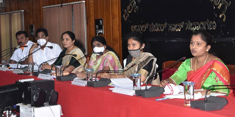 ಶಿವಮೊಗ್ಗ ಜಿಲ್ಲಾ ಪಂಚಾಯಿತಿಯಲ್ಲಿ ಮಂಗಳವಾರ ನಡೆದ ಕೆಡಿಪಿ ಸಭೆಯಲ್ಲಿ ಅಧ್ಯಕ್ಷೆ ಜ್ಯೋತಿ ಕುಮಾರ್ ಮಾತನಾಡಿದರು.