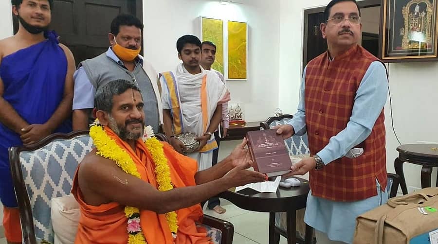 ಮಹಾಭಾರತ ಕೃತಿಯ ಪರಿಷ್ಕೃತ ಆವೃತ್ತಿಯ ಪ್ರತಿಯನ್ನು ಪೇಜಾವರ ಮಠದ ವಿಶ್ವಪ್ರಸನ್ನ ತೀರ್ಥ ಶ್ರೀಗಳು ಮಂಗಳವಾರ ಕೇಂದ್ರ ಸಚಿವ ಪ್ರಹ್ಲಾದ್ ಜೋಷಿ ಅವರ ಮೂಲಕ ಸಂಸತ್ತಿನ ಗ್ರಂಥಾಲಯಕ್ಕೆ ಸಮರ್ಪಿಸಿದರು.