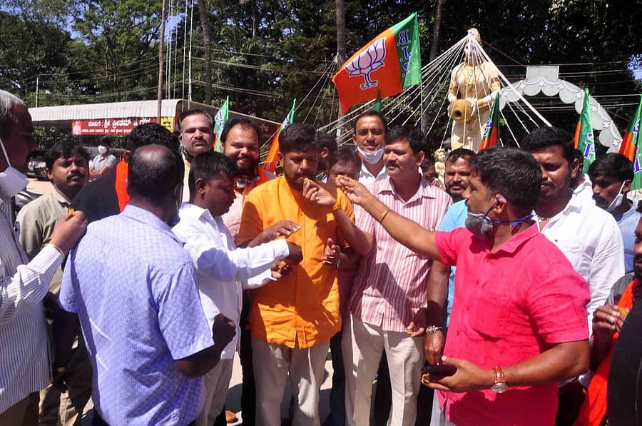 ಹಾಸನದ ಹೇಮಾವತಿ ಪ್ರತಿಮೆ ಎದುರು ಬಿಜೆಪಿ ಕಾರ್ಯಕರ್ತರು ಸಿಹಿ ಹಂಚಿ ಸಂಭ್ರಮಿಸಿದರು.