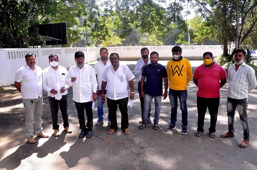 ಹಾಸನ ಜಿಲ್ಲಾಧಿಕಾರಿ ಕಚೇರಿ ಎದುರು ವೀರಶೈವ ಲಿಂಗಾಯಿತ ಯುವ ಸೇನೆ ಪದಾಧಿಕಾರಿಗಳು ಪ್ರತಿಭಟನೆ ನಡೆಸಿದರು.