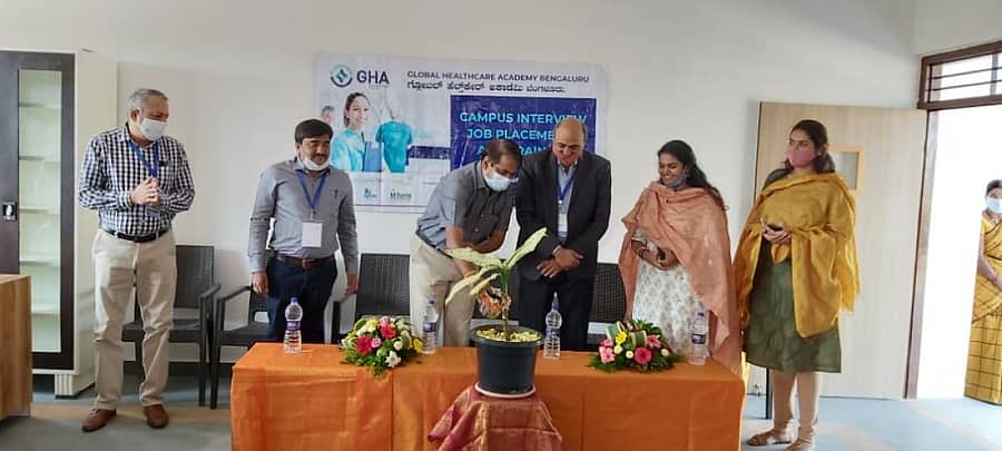 ವಿಜಯಪುರದ ಶ್ರೀ ಶರಣ ಬಸವೇಶ್ವರ ಪ್ಯಾರಾಮೆಡಿಕಲ್ ಕಾಲೇಜಿನಲ್ಲಿ ಗ್ಲೋಬಲ್ ಹೆಲ್ತ್ ಕೇರ್ ಅಕಾಡೆಮಿ ವತಿಯಿಂದ ವಿದ್ಯಾರ್ಥಿಗಳಿಗಾಗಿ ಮಂಗಳವಾರ ಹಮ್ಮಿಕೊಂಡಿದ್ದ ಕ್ಯಾಂಪಸ್ ಸಂದರ್ಶನ, ಉದ್ಯೋಗ ತರಬೇತಿ ಮತ್ತು ವೃತ್ತಿ ಮಾರ್ಗದರ್ಶನ ಕಾರ್ಯಕ್ರಮವನ್ನು ಜಿಲ್ಲಾ ಪಂಚಾಯ್ತಿ ಮುಖ್ಯ ಕಾರ್ಯನಿರ್ವಹಣಾಧಿಕಾರಿ ಗೋವಿಂದ ರೆಡ್ಡಿ ಉದ್ಘಾಟಿಸಿದರು