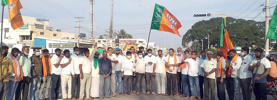 ಎರಡೂ ಕ್ಷೇತ್ರಗಳಲ್ಲಿ ಬಿಜೆಪಿ ಅಭ್ಯರ್ಥಿಗಳು ಗೆದ್ದಿರುವುದಕ್ಕೆ ಪಕ್ಷದ ಕಾರ್ಯಕರ್ತರು, ಮುಖಂಡರು ಸಂಭ್ರಮಿಸಿದರು