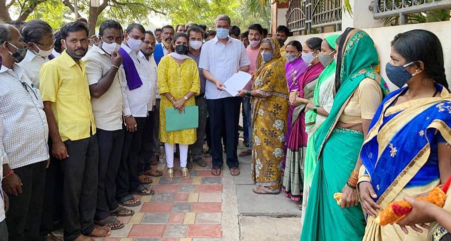 ಗೋಕಾಕ ಎನ್‌ಎಸ್‌ಎಫ್‌ ಅತಿಥಿ ಗೃಹದಲ್ಲಿ ಮಂಗಳವಾರ ಡಾ.ಬಾಬು ಜಗಜೀವನರಾಂ ಅಭಿವೃದ್ಧಿ ನಿಗಮದಿಂದ ಮನೆಗಳಿಗೆ ಅನುದಾನ ಮಂಜೂರಾದ ಆದೇಶ ಪತ್ರಗಳನ್ನು ಕೆಎಂಎಫ್ ಅಧ್ಯಕ್ಷರೂ ಆಗಿರುವ ಅರಭಾವಿ ಶಾಸಕ ಬಾಲಚಂದ್ರ ಜಾರಕಿಹೊಳಿ ಫಲಾನುಭವಿಗಳಿಗೆ ಮಂಗಳವಾರ ವಿತರಿಸಿದರು