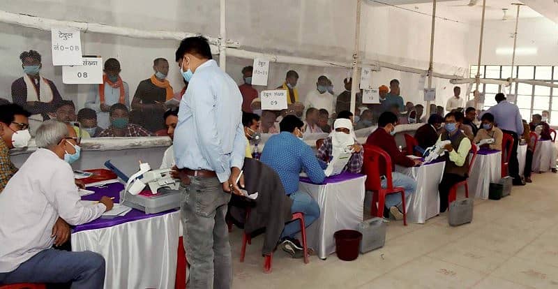 ಬಿಹಾರದಲ್ಲಿ ಮತ ಎಣಿಕೆ ನಡೆಯುತ್ತಿರುವುದು