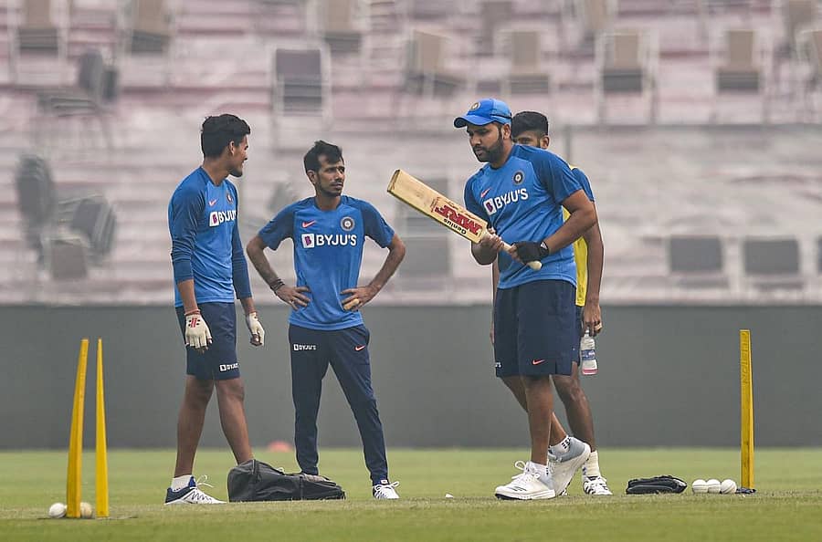 ರಾಹುಲ್ ಚಾಹರ್ (ಎಡ) ಮತ್ತು ಯಜುವೇಂದ್ರ ಚಾಹಲ್ (ಮಧ್ಯ) ಜೊತೆ ರೋಹಿತ್ ಶರ್ಮಾ –ಪಿಟಿಐ ಚಿತ್ರ