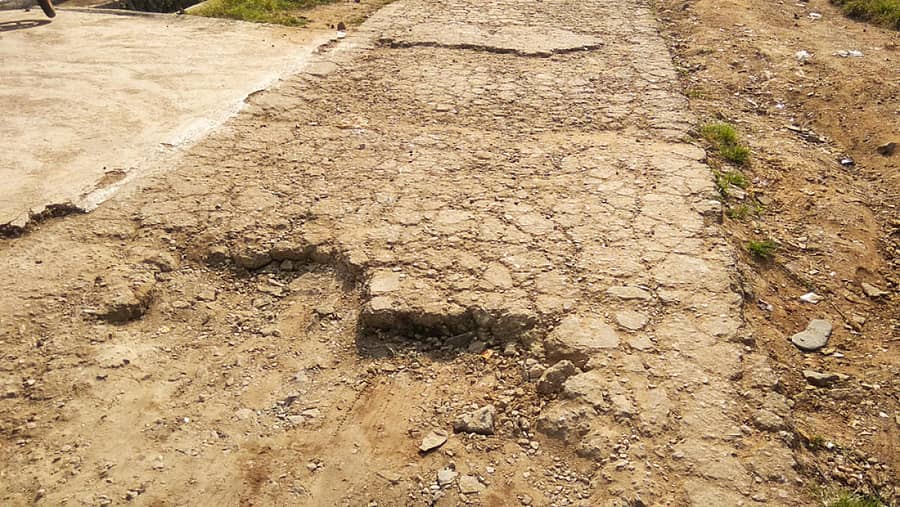 ಸುಂಟಿಕೊಪ್ಪದ ಗುಡ್ಡಪ್ಪ ರೈ ಬಡಾವಣೆ ರಸ್ತೆ ಗುಂಡಿ ಬಿದ್ದಿರುವುದು