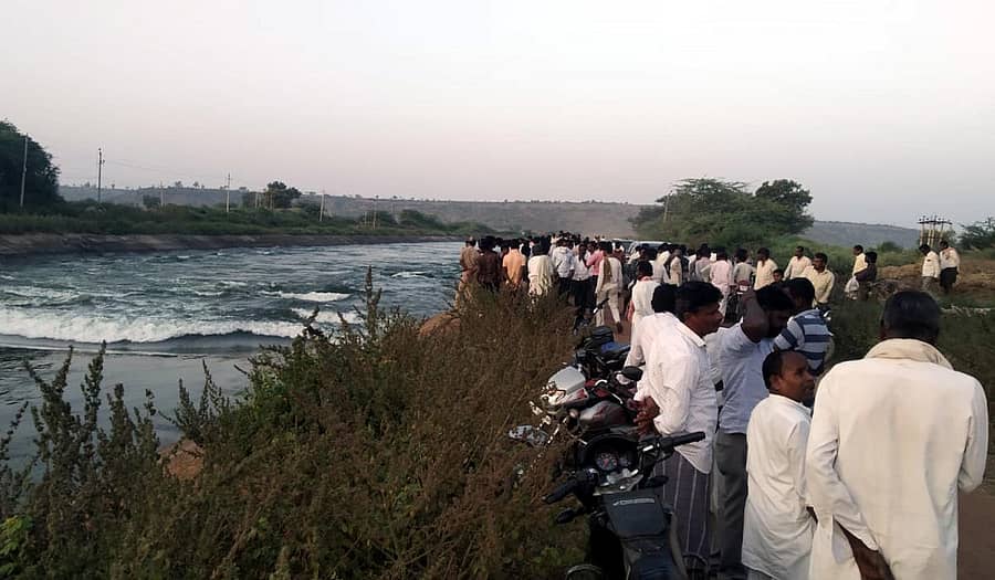 ಹುಣಸಗಿ ತಾಲ್ಲೂಕಿನ ಮಾಳನೂರ ಗ್ರಾಮದ ಬಳಿ ಎಡದಂಡೆ ಮುಖ್ಯ ಕಾಲುವೆಯಲ್ಲಿ ಕಾರು ಜಾರಿಬಿದ್ದ ಸ್ಥಳದಲ್ಲಿದ್ದ ಜನ ಜಮಾಯಿಸಿರುವದು