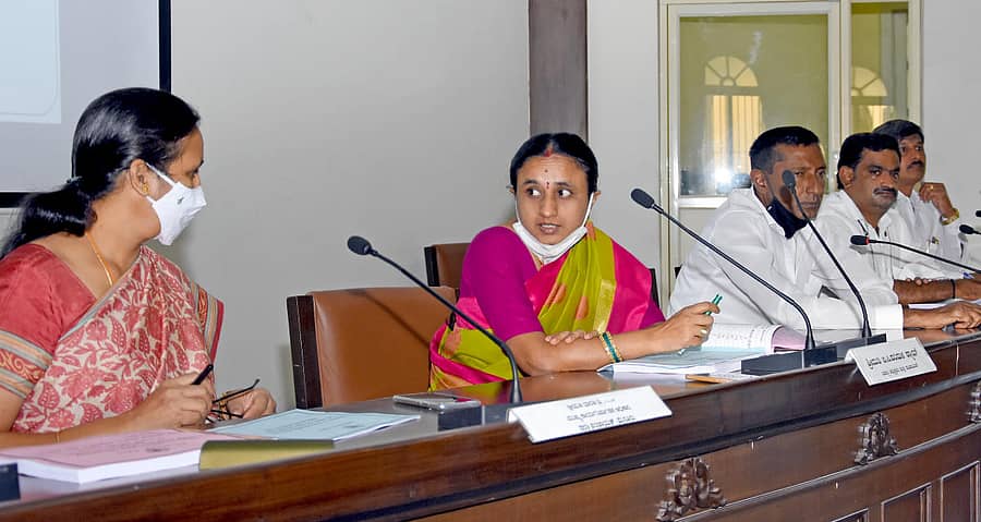 ಮೈಸೂರಿನ ಜಿಲ್ಲಾ‌ ಪಂಚಾಯಿತಿಯಲ್ಲಿ ಬುಧವಾರ ನಡೆದ ಕರ್ನಾಟಕ ಅಭಿವೃದ್ಧಿ ಕಾರ್ಯಕ್ರಮಗಳ (ಕೆಡಿಪಿ) ಸಭೆ‌ಯಲ್ಲಿ ಜಿಲ್ಲಾ ಪಂಚಾಯತಿ ಅಧ್ಯಕ್ಷರಾದ ಪರಿಮಳಾ ಶ್ಯಾಂ ಅವರು ಜಿಲ್ಲಾ ಪಂಚಾಯಿತಿ ಮುಖ್ಯ ಕಾರ್ಯನಿರ್ವಹಣಾಧಿಕಾರಿ ಡಿ.ಭಾರತಿ ಅವರೊಂದಿಗೆ ಚರ್ಚಿಸಿದರು. ವಿವಿಧ ಸ್ಥಾಯಿಸಮಿತಿ ಅಧ್ಯಕ್ಷರಾದ ಗುರುಸ್ವಾಮಿ, ಎಸ್.ಮಂಜುನಾಥ್, ಮಂಜುನಾಥ್ ಇದ್ದಾರೆ