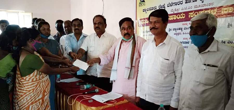 ಕೋಲಾರ ತಾಲ್ಲೂಕಿನ ಕ್ಯಾಲನೂರು ಗ್ರಾಮದಲ್ಲಿ ಬುಧವಾರ ನಡೆದ ಕಾರ್ಯಕ್ರಮದಲ್ಲಿ ಶಾಸಕ ಕೆ.ಶ್ರೀನಿವಾಸಗೌಡ ಸ್ತ್ರೀಶಕ್ತಿ ಸಂಘಗಳ ಸದಸ್ಯರಿಗೆ ಸಾಲದ ಚೆಕ್ ವಿತರಿಸಿದರು.