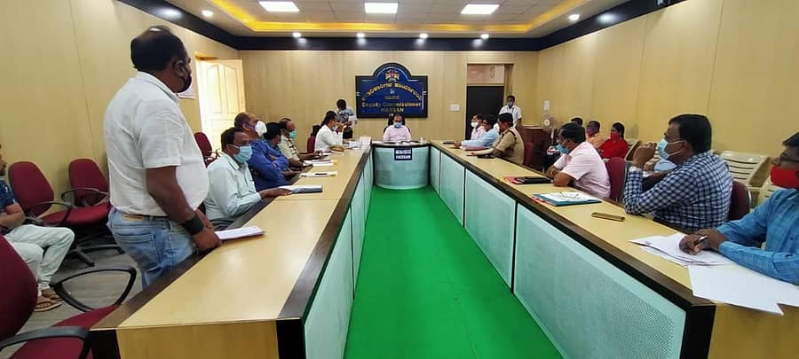 ಹಾಸನ ಜಿಲ್ಲಾಧಿಕಾರಿ ಆರ್.ಗಿರೀಶ್ ಅವರು ಅಧಿಕಾರಿಗಳ ಸಭೆ ನಡೆಸಿದರು.