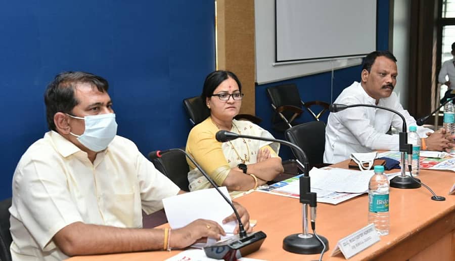 ವಿಜಯಪುರ ಜಿಲ್ಲಾ ಪಂಚಾಯ್ತಿ ಅಧ್ಯಕ್ಷೆ ಸುಜಾತಾ ಸೋಮನಾಳ ಕಳ್ಳಿಮನಿ ಅವರ ಅಧ್ಯಕ್ಷತೆಯಲ್ಲಿ ಬುಧವಾರ ಪ್ರಗತಿ ಪರಿಶೀಲನಾ ಸಭೆ ನಡೆಯಿತು. ಸಿಇಒ ಗೋವಿಂದ ರೆಡ್ಡಿ, ಉಪಾಧ್ಯಕ್ಷ ಪ್ರಭುಲಿಂಗ ದೇಸಾಯಿ ಇದ್ದಾರೆ