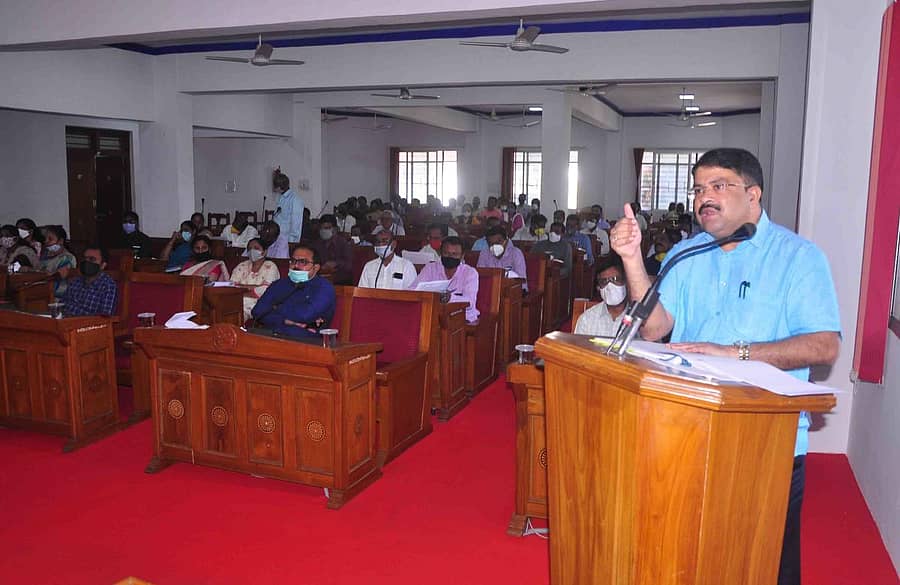ಹಾಸನ ಜಿಲ್ಲಾ ಪಂಚಾಯಿತಿಯಲ್ಲಿ ನಡೆದ ಪ್ರಗತಿ ಪರಿಶೀಲನಾ ಸಭೆಯಲ್ಲಿ ಕೃಷಿ ಜಂಟಿ ನಿರ್ದೇಶಕ ರವಿ ಮಾಹಿತಿ ನೀಡಿದರು.