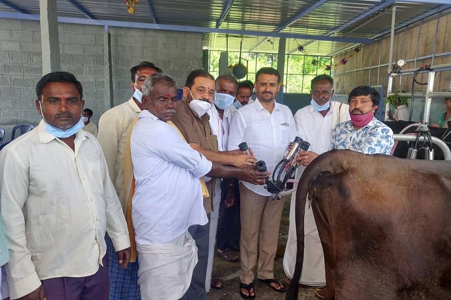 ಕೋಚಿಮುಲ್ ನಿರ್ದೇಶಕ ಡಿ.ವಿ.ಹರೀಶ್ ಕೋಲಾರ ತಾಲ್ಲೂಕಿನ ಹುಲ್ಲಂಕಲ್ಲು ಗ್ರಾಮದ ಹಾಲು ಉತ್ಪಾದಕರ ಸಹಕಾರ ಸಂಘದಲ್ಲಿ ಬುಧವಾರ ಸಮೂಹ ಹಾಲು ಕರೆಯುವ ಯಂತ್ರ ಉದ್ಘಾಟಿಸಿದರು.