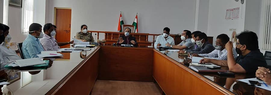 ಜಿಲ್ಲಾಧಿಕಾರಿ ಡಾ.ಎಂ.ಆರ್.ರವಿ ಅವರು ಕೋವಿಡ್ ನಿಯಂತ್ರಣ ಸಂಬಂಧ ಅಧಿಕಾರಿಗಳ ಸಭೆ ನಡೆಸಿದರು