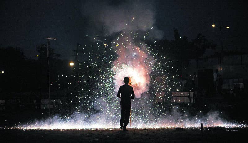 ಪಟಾಕಿ ಸುಡುತ್ತಿರುವುದು (ಪ್ರಾತಿನಿಧಿಕ ಚಿತ್ರ)