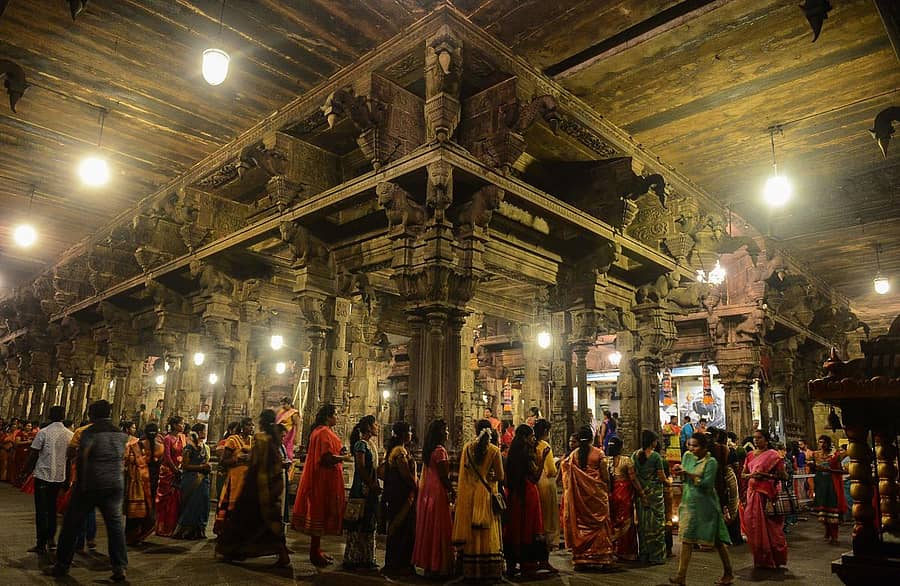 ಕೊಲಂಬೊದ ಹಿಂದೂ ದೇವಾಲಯವೊಂದರಲ್ಲಿ ದೀಪಾವಳಿ ಹಬ್ಬದ ಸಂದರ್ಭದಲ್ಲಿ ಭಕ್ತರು ದೇವರ ದರ್ಶನಕ್ಕಾಗಿ ಸರತಿ ಸಾಲಿನಲ್ಲಿ ನಿಂತಿರುವುದು (ಸಂಗ್ರಹ ಚಿತ್ರ) ಎಎಫ್‌ಪಿ