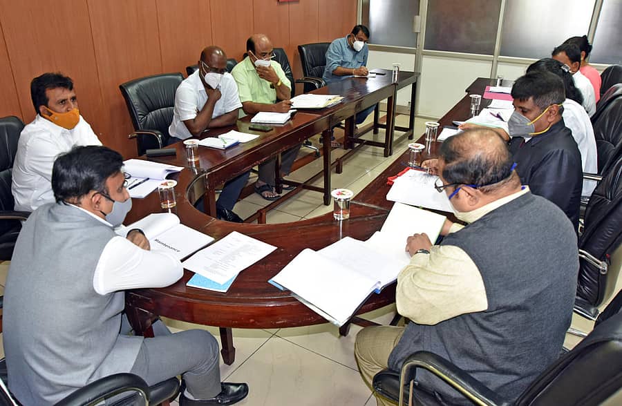 ಸಚಿವ ಡಾ.ಕೆ.ಸುಧಾಕರ್‌ ಮೈಸೂರು ವೈದ್ಯಕೀಯ ಕಾಲೇಜು ಮತ್ತು ಸಂಶೋಧನಾ ಸಂಸ್ಥೆಯಲ್ಲಿ ಬುಧವಾರ ಸಭೆ ನಡೆಸಿದರು