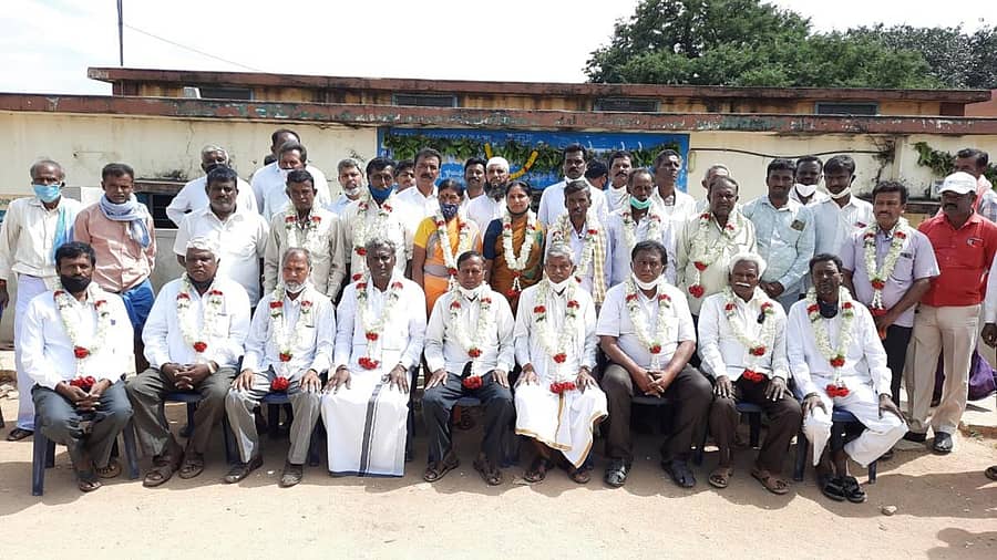 ಚಿಂತಾಮಣಿ ತಾಲ್ಲೂಕಿನ ನಂದಿಗಾನಹಳ್ಳಿಯ ವ್ಯವಸಾಯ ಸೇವಾ ಸಹಕಾರ ಸಂಘಕ್ಕೆ ಆಯ್ಕೆಯಾದ ಅಧ್ಯಕ್ಷ ಮತ್ತು ಉಪಾಧ್ಯಕ್ಷರನ್ನು ನಿರ್ದೇಶಕರು ಅಭಿನಂದಿಸಿದರು