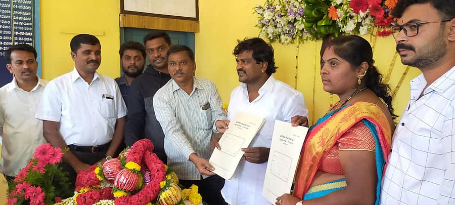 ಕೆ.ಆರ್.ನಗರ ಪುರಸಭೆ ಅಧ್ಯಕ್ಷರಾಗಿ ಆಯ್ಕೆಯಾಗಿದ್ದ ಕೆ.ಜಿ.ಸುಬ್ರಹ್ಮಣ್ಯ ಅವರು ಮುಖ್ಯಾಧಿಕಾರಿ ಕೆ.ಶಿವಣ್ಣ ಅವರಿಂದ ಬುಧವಾರ ಅಧಿಕಾರ ಸ್ವೀಕರಿಸಿದರು. ಉಪಾಧ್ಯಕ್ಷೆ ಎಂ.ಎಸ್.ಸೌಮ್ಯಾ ಸೇರಿದಂತೆ ಇತರರು ಇದ್ದಾರೆ