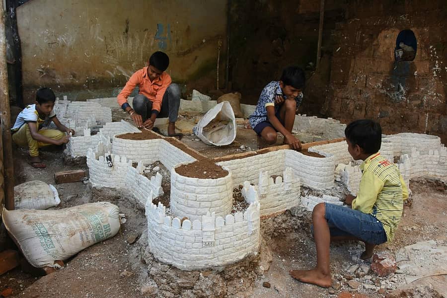 ಬೆಳಗಾವಿಯ ಬಾಂದೂರ್ ಗಲ್ಲಿಯಲ್ಲಿ ಚಿಣ್ಣರು ದೀಪಾವಳಿ ಹಿನ್ನೆಲೆಯಲ್ಲಿ ಕೋಟೆಯ ಮಾದರಿ ನಿರ್ಮಾಣದಲ್ಲಿ ತೊಡಗಿದ್ದರುಪ್ರಜಾವಾಣಿ ಚಿತ್ರ/ ಏಕನಾಥ ಅಗಸಿಮನಿ