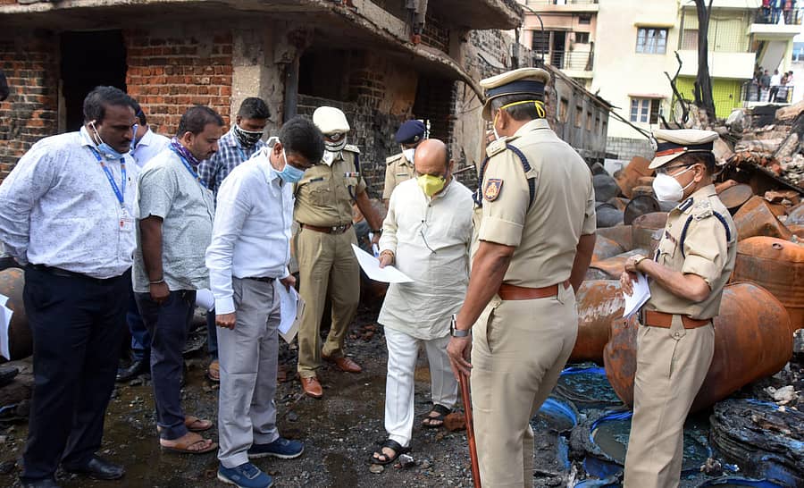 ಬೆಂಕಿ ಅವಘಡ ಸಂಭವಿಸಿದ ಸ್ಥಳಕ್ಕೆ ಗೃಹಸಚಿವ ಬಸವರಾಜ ಬೊಮ್ಮಾಯಿ ಭೇಟಿ ನೀಡಿ ಪರಿಶೀಲಿಸಿದರು.