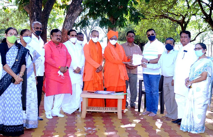 ಬಸವಕಲ್ಯಾಣಕ್ಕೆ ಬುಧವಾರ ಭೇಟಿ ನೀಡಿದ ಬಸವಕಲ್ಯಾಣ ಅಭಿವೃದ್ಧಿ ಮಂಡಳಿ ವಿಶೇಷಾಧಿಕಾರಿ ಡಾ.ಎಚ್.ಆರ್.ಮಹಾದೇವ ಅವರಿಗೆ ಭಾಲ್ಕಿಯ ಬಸವಲಿಂಗ ಪಟ್ಟದ್ದೇವರು ಮನವಿಪತ್ರ ಸಲ್ಲಿಸಿದರು