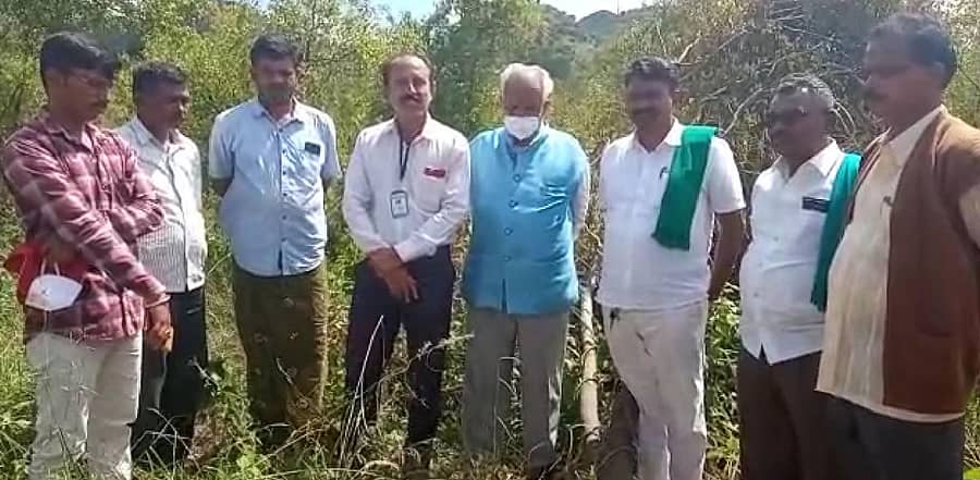 ಹೊಳಲ್ಕೆರೆ ತಾಲ್ಲೂಕಿನ ಉಪ್ಪರಿಗೇನಹಳ್ಳಿಯ ರೈತ ದಿನೇಶ್ ಅವರ ಶ್ರೀಗಂಧದ ತೋಟಕ್ಕೆ ಶ್ರೀಗಂಧ ಬೆಳೆಗಾರರ ಸಂಘದ ರಾಜ್ಯ ಘಟಕದ ಅಧ್ಯಕ್ಷ ಎನ್.ಆರ್.ರಘುರಾಮ್ ಮತ್ತು ವಿವಿಧ ಸಂಘಟನೆಗಳ ಸದಸ್ಯರು ಭೇಟಿ ನೀಡಿದರು.