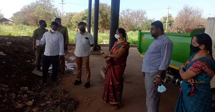 ಗೌರಿಬಿದನೂರು ನಗರದ ಹೊರವಲಯದಲ್ಲಿರುವ ತ್ಯಾಜ್ಯ ವಿಲೇವಾರಿ ಘಟಕಕ್ಕೆ ನಗರಸಭೆ ಅಧ್ಯಕ್ಷೆ ಕೆ.ಎಂ. ಗಾಯತ್ರಿ ಬಸವರಾಜ್ ಭೇಟಿ ನೀಡಿ ಪರಿಶೀಲಿಸಿದರು