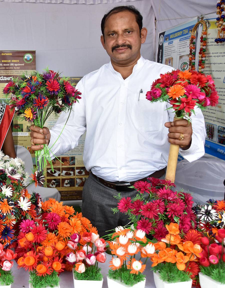 ರೇಷ್ಮೆಗೂಡುಗಳ ತ್ಯಾಜ್ಯದಿಂದ ತಯಾರಿಸಲಾದ ಆಲಂಕಾರಿಕ ಹೂವುಗಳೊಂದಿಗೆ ಡಾ. ಎಸ್. ಚಂದ್ರಶೇಖರ್