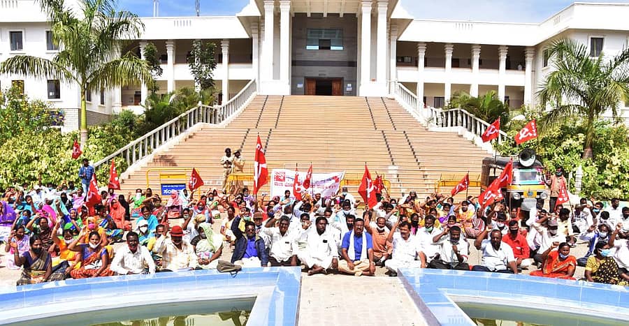 ಚಿಕ್ಕಬಳ್ಳಾಪುರದ ಜಿಲ್ಲಾಡಳಿತ ಭವನದ ಎದುರು ಸರ್ಕಾರಿ ಹಾಸ್ಟೆಲ್ ಹಾಗೂ ವಸತಿ ಶಾಲಾ ಹೊರಗುತ್ತಿಗೆ ನೌಕರರು ಪ್ರತಿಭಟನೆ ನಡೆಸಿದರು