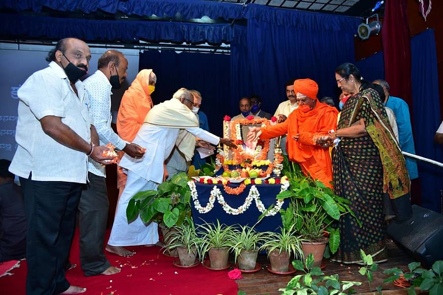 ಈಚೆಗೆ ನಿಧನರಾದ ಗೊ.ರು.ಪರಮೇಶ್ವರಪ್ಪ ಅವರ ಭಾವಚಿತ್ರಕ್ಕೆ ಮೈಸೂರಿನ ಜೆಎಸ್ಎಸ್ ಮಹಿಳಾ ಕಾಲೇಜಿನಲ್ಲಿ ಬುಧವಾರ ನಡೆದ ಕಾರ್ಯಕ್ರಮದಲ್ಲಿ ಪುಷ್ಪನಮನ ಸಲ್ಲಿಸಲಾಯಿತು