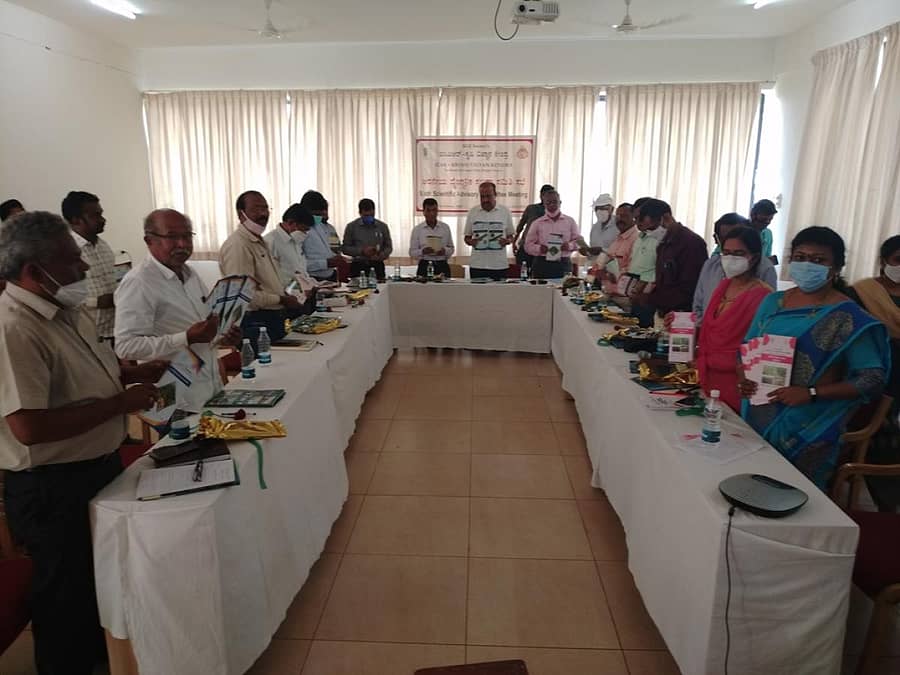 ಬೆಳಗಾವಿ ಜಿಲ್ಲೆಯ ಮತ್ತಿಕೊಪ್ಪದ ಐಸಿಎಆರ್-ಕೆಎಲ್ಇ ಕೃಷಿ ವಿಜ್ಞಾನ ಕೇಂದ್ರದಲ್ಲಿ ಈಚೆಗೆ 6ನೇ ವೈಜ್ಞಾನಿಕ ಸಲಹಾ ಸಮಿತಿ ಸಭೆಯಲ್ಲಿ ಪಾಲ್ಗೊಂಡಿದ್ದವರು ಪ್ರಚಾರ ಸಾಮಗ್ರಿ ಬಿಡುಗಡೆ ಮಾಡಿದರು